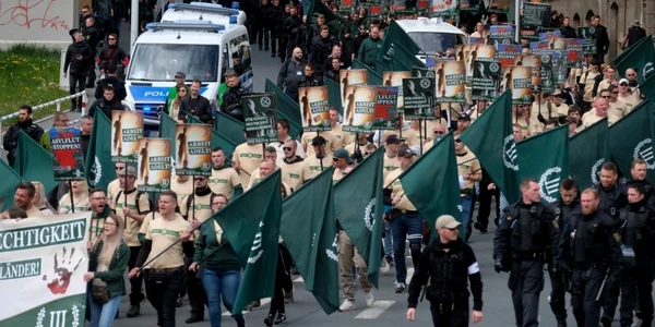 Susţinătorii partidului de extremă dreaptă şi neo-nazist „Der Dritte Weg/Der III Weg” (Cea de-a treia cale/Cea de-a treia cale) in Germania FOTO AFP