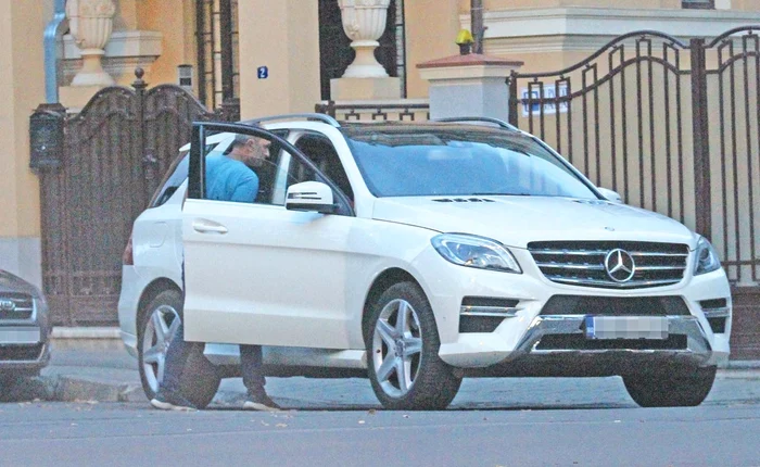 Elena Băsescu și-a luat șofer care să-i ducă copiii la grădiniţă și la școală