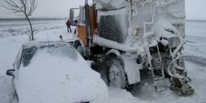 Şoferul băut şi-a distrus maşina dar a avariat serios si utilajul de deszăpezire