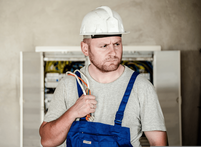 Cât primește un vopsitor, instalator sau electrician în România. Salariile pot ajunge și la 7.000 de lei 