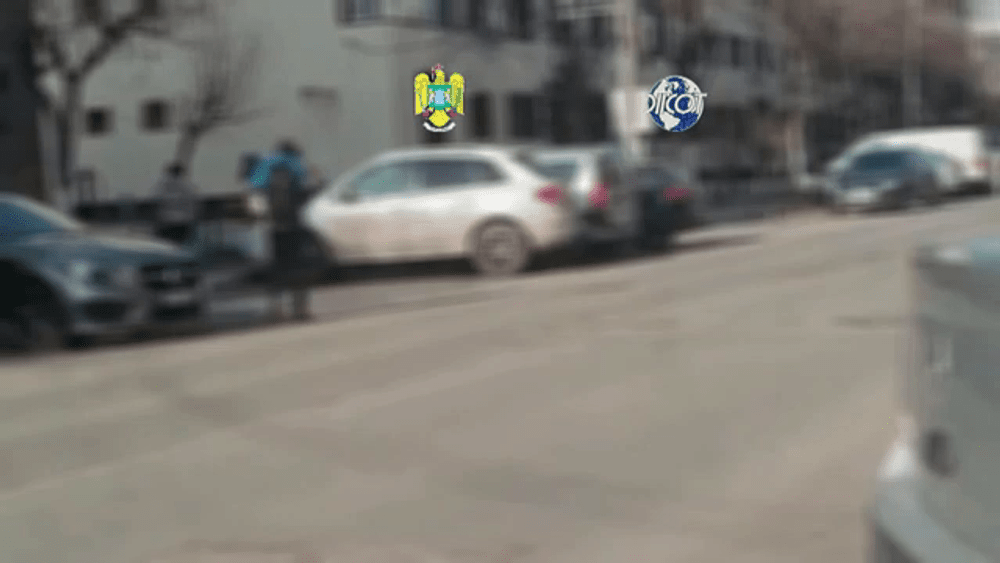 Traficanți prinși în flagrant când vindeau un kilogram de canabis. Operațiunea a fost filmată de anchetatori VIDEO