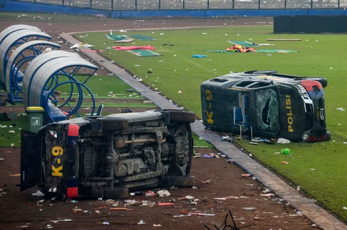 Cel puțin 174 de persoane au fost ucise inclusiv polițiști pe stadionul Kanjuruhan din Malang Indonezia după o ciocnire între fanii a două echipe de fotbal indoneziene FOTO EPA EFE (2) jpg