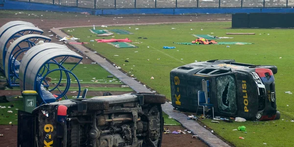 Cel puțin 174 de persoane au fost ucise inclusiv polițiști pe stadionul Kanjuruhan din Malang Indonezia după o ciocnire între fanii a două echipe de fotbal indoneziene FOTO EPA EFE  (2) jpg
