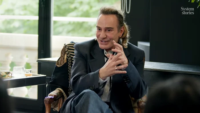 Galliano l-a acuzat pe avocatul său de viramente fără știrea sa. FOTO captură YouTube System Stories