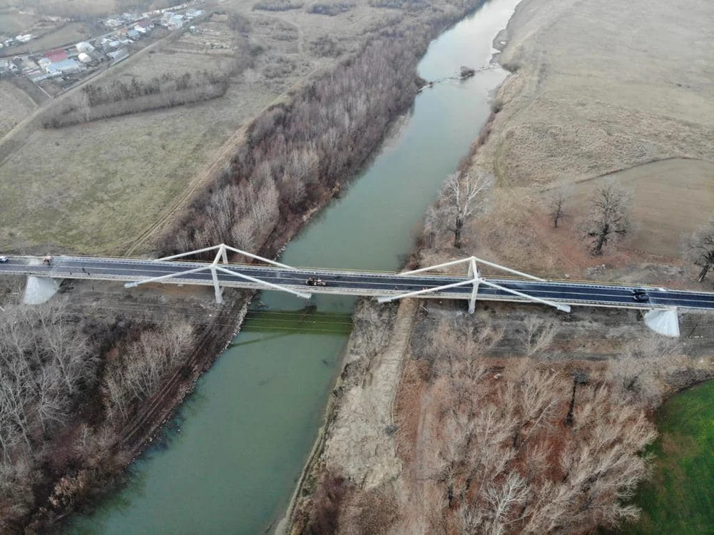 Cum arăta podul în noiembrie 2021 când a fost inaugurat de Ionel Arsene. Foto: mesagerulneamt.ro