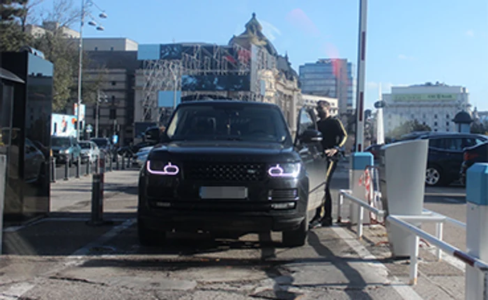 Luptătorul K1 conduce un Range Rover nou-nouţ