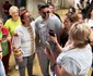 La ora 8 dimineața, cei care au călătorit cu metroul au fost surprinși să îi vadă dintr-o dată pe Connect-R, Alex Velea și Smiley
