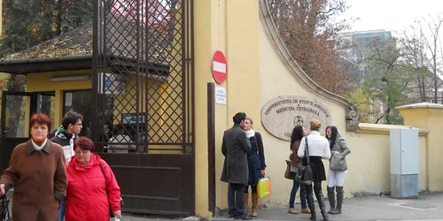 Studenţii primarului Sorin Apostu spune că acesta e un profesor corect