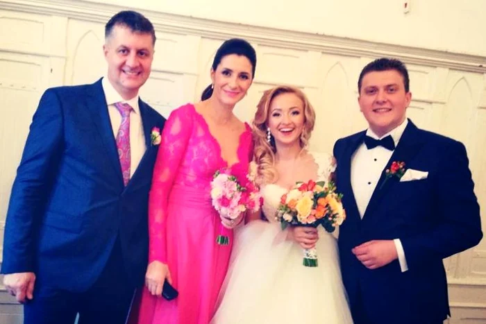 Iuliana Tudor și soțul ei, alături de fericiții mirifoto: arhiva personală