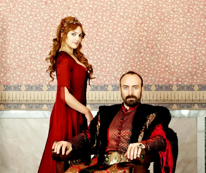 Actorii Meryem Uzerli şi Halit Ergenc, care dau viaţă personajelor
principale: Hurrem şi Suleyman