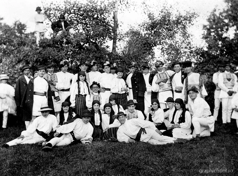 Fotografie cu țărani români din secolul al XX-lea. FOTO:Muzeul Țăranului Român