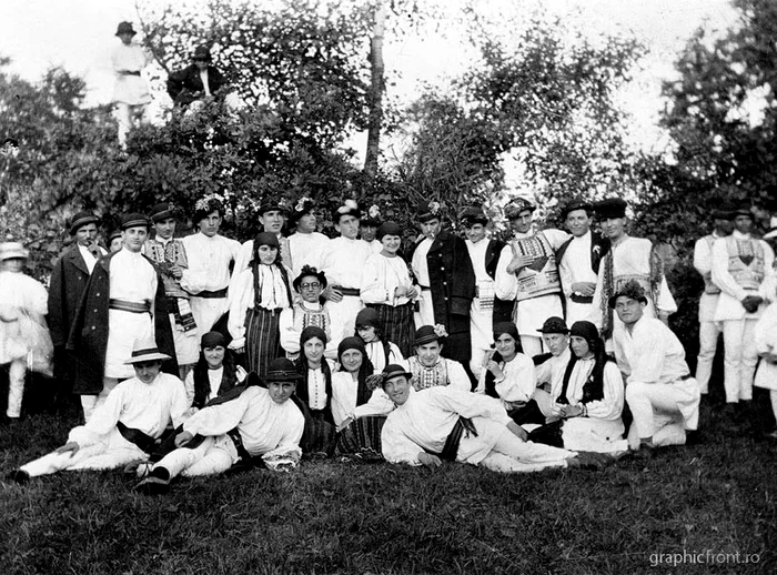 Fotografie cu țărani români din secolul al XX-lea. FOTO:Muzeul Țăranului Român