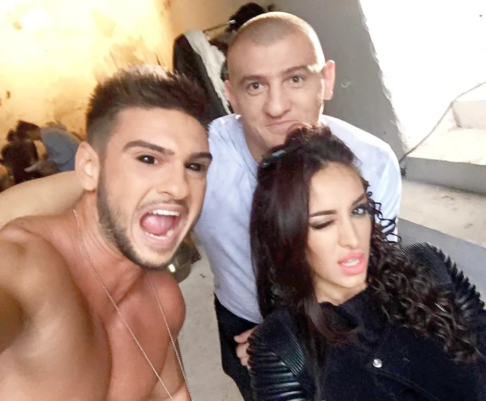 
    Dorian Popa, cu lentile de  contact negre, alături  de partenerii lui de  nebunii, Cătălin  Moroşanu şi Ruby  