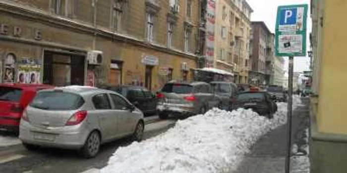 Locurile de parcare din zona centrală sunt încă sub nămeţi