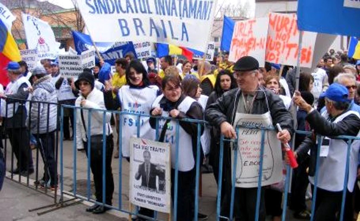 Reprezentanţii bugetarilor cred că procentele anunţate de Băsescu vor duce la mişcări de stradă de amploarea celor din anii '90