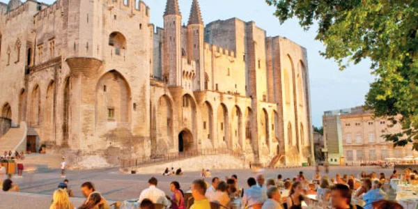 Palatul Papilor, una dintre cele mai importante atracţii ale oraşului