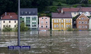 În mai multe localităţi europene, Dunărea a acoperit în totalitate drumurile jpeg