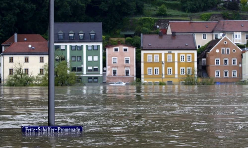 În mai multe localităţi europene, Dunărea a acoperit în totalitate drumurile jpeg