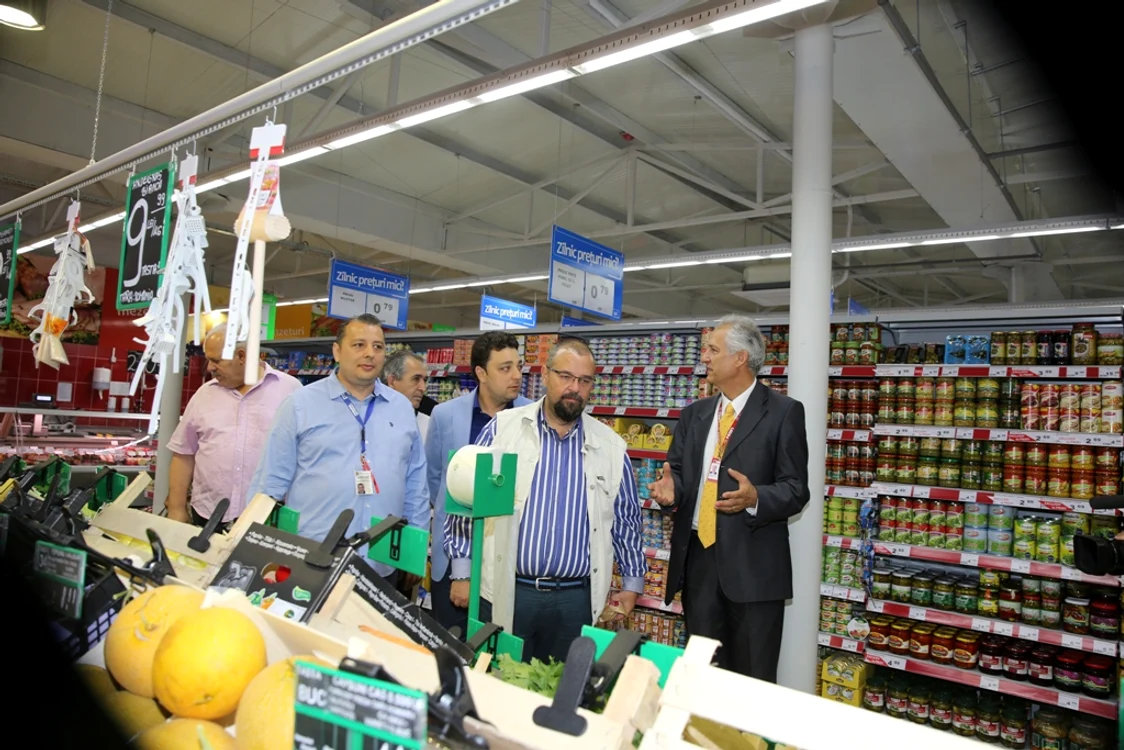 
    Piaţa din sectorul 4 deţine şi un supermarket cu produse de uz general  