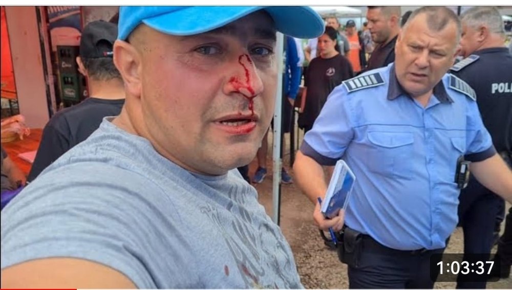 Activistul Buzoian a luat din nou bătaie, în Olt. A fost agresat în fața polițiștilor, la sărbătoarea unei comune VIDEO