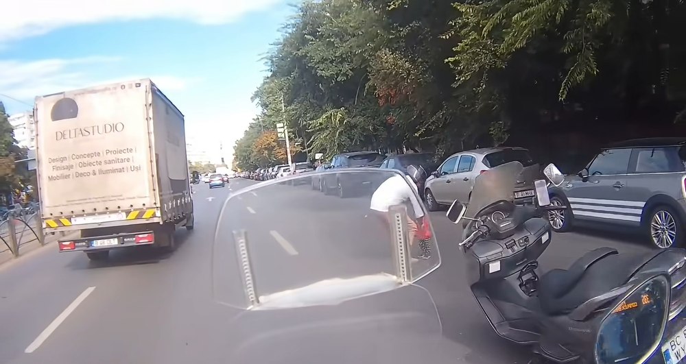 Momentul șocant în care o fetiță de nici 2 ani ajunge singură printre mașini, pe un bulevard aglomerat din București. Un motociclist a salvat-o