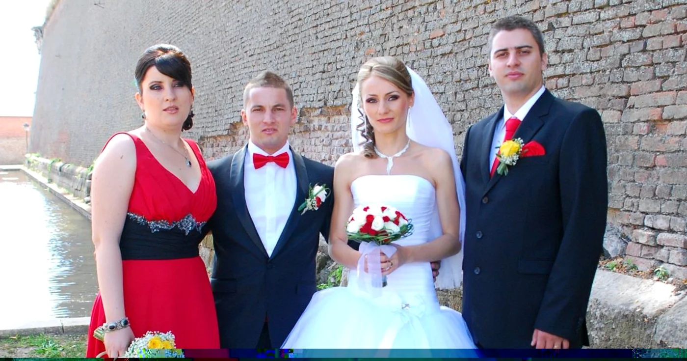 Mirii Iulia şi Adrian Muntean, împreună cu naşii Ana Maria şi Cristian Butiurcă
