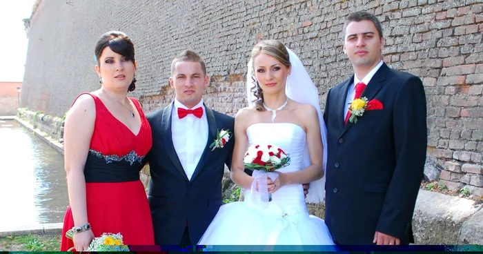 Mirii Iulia şi Adrian Muntean, împreună cu naşii Ana Maria şi Cristian Butiurcă