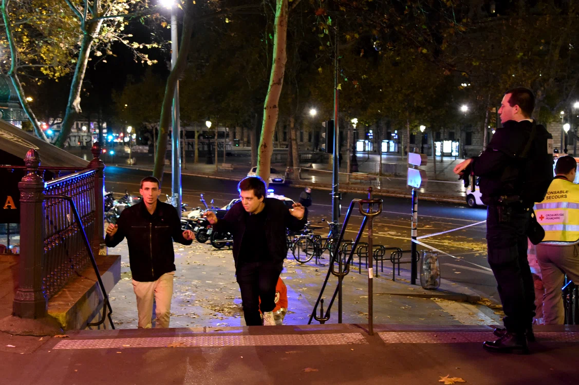 
    Un paşaport sirian a fost găsit lângă unul dintre teroriştii morţiFoto: AFP  