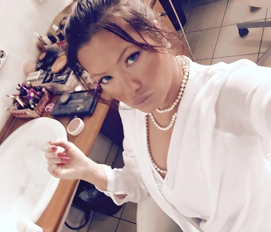 Simona Sensual a apărut la tv cu faţa umflată de somn 