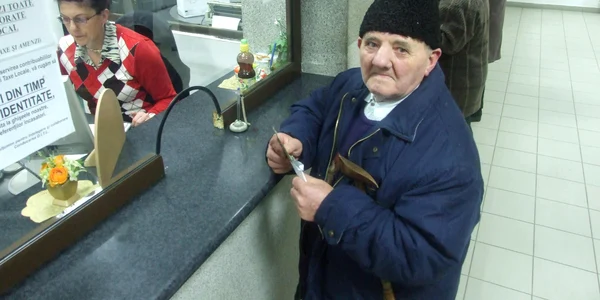 Octogenarul Ioan Silaghi a fost primul sătmărean care şi-a plătit dările pe 2010