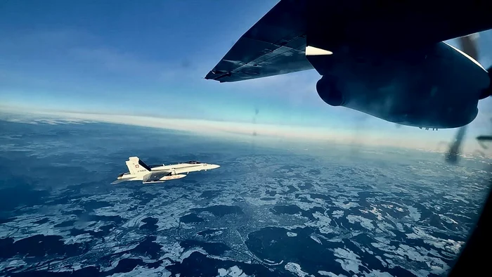 Aeronava Spartan care l-a adus pe Nicușor Dan în România, escortată de două F-18 deasupra Elveției.