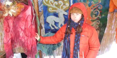 Eşarfa din mătase şi pâslă a fost realizată prin metoda presării 