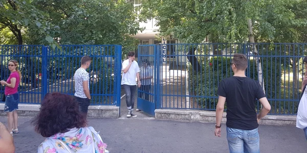 Elev in fata Liceului Foto Calin Gavrilaş