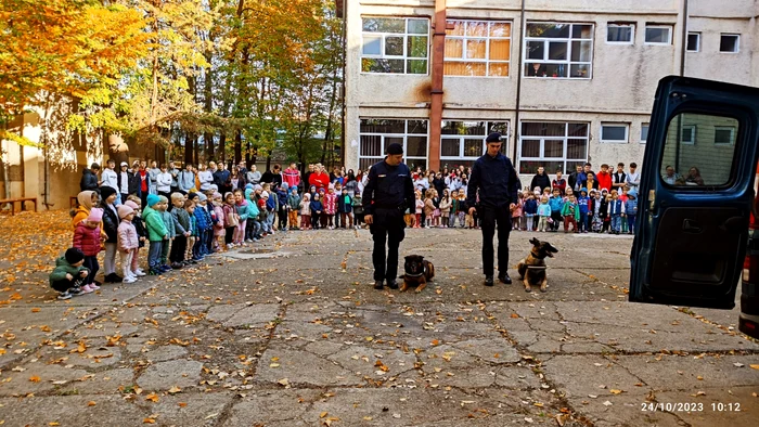 Activitatea cu Jandarmii la Grădinița Șotron FOTO Grădinița Șotron