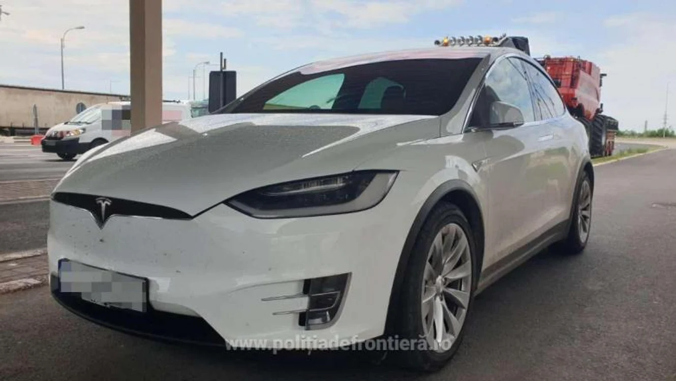 Cei doi români au declarat că transportau mașinile Tesla - unul de 90.000 de euro, iar al doilea, în valoare de 70.000 de euro - în Bulgaria