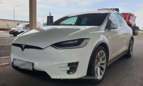 Cei doi români au declarat că transportau mașinile Tesla   unul de 90 000 de euro, iar al doilea, în valoare de 70 000 de euro   în Bulgaria jpeg