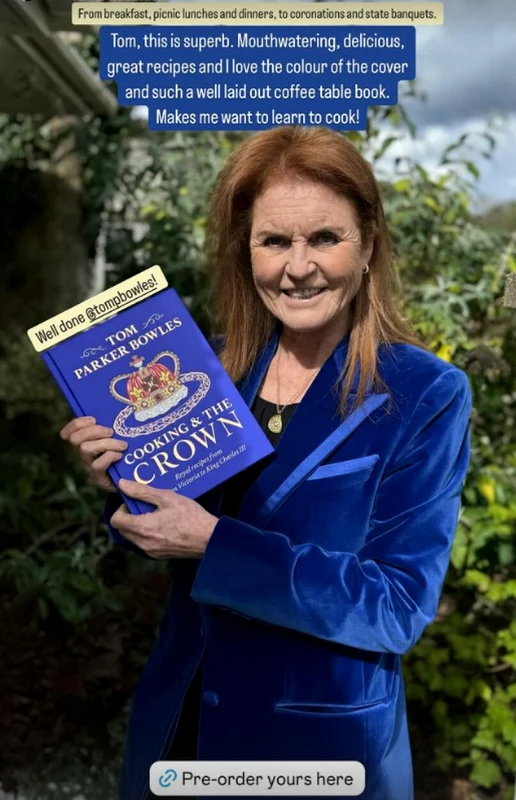 Sarah Ferguson cu cartea lui Tom Parker Bowles. FOTO: Instagram