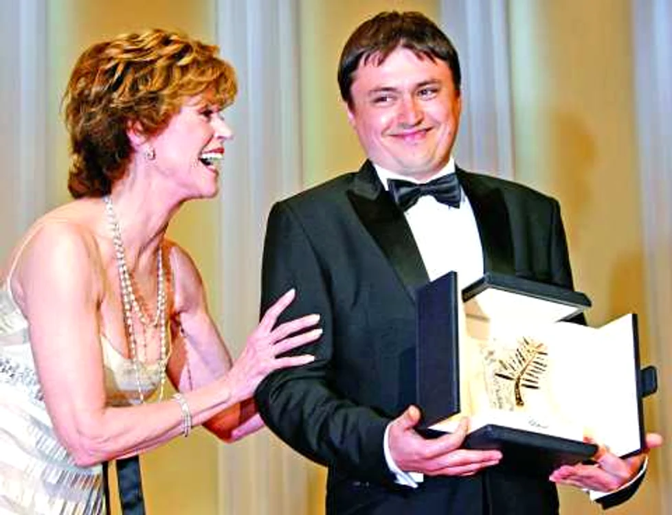 Momentul de vârf din cariera de până acum a lui Cristian Mungiu, la Cannes, în 2007, când actriţa Jane Fonda i-a înmânat prestigiosul Palme d’Or, l-a prins pe regizor „amorţit“