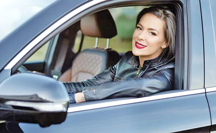 
    Roxana Ciuhulescu  este o șoferiță  cu multe premii  