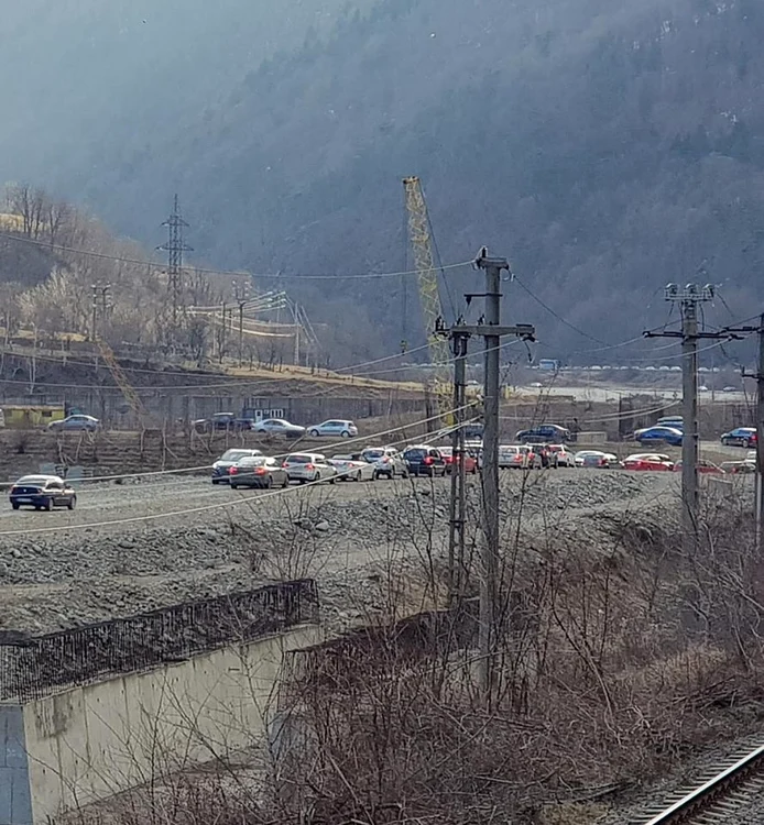 Valea Oltului tranzitată prin albia râului Olt, la Vâlcea, pe DN 7, Foto: FB Bogdan Hdm