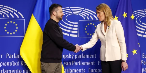 Volodimir Zelenski da mana cu Roberta Metsola Foto EPA EFE jpg