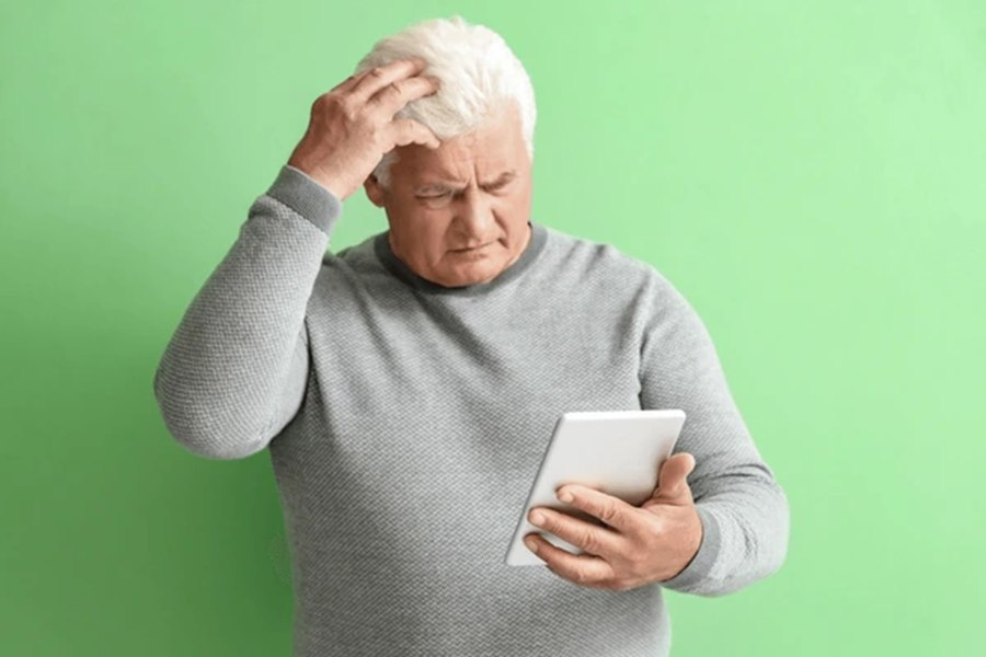 Un pensionar a cerut divorțul după ce s-a îndrăgostit de o tânără generată de inteligența artificială