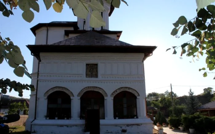 Maica Domnului plânge cu lacrimi de mir Foto: adevarul.ro