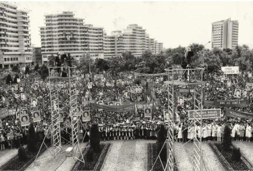 Cum se sărbătorea 23 august în comunism, într-un oraș din Transilvania: „În fața Muzeului, am făcut playback comunist”
