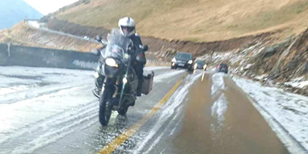 A căzut grindina pe Transalpina. FOTO Meteo Buzău Facebook