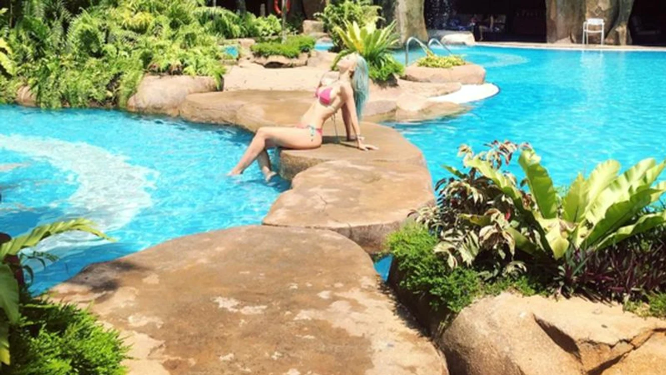 În aşteptarea iubitului ei, artista se relaxează la piscină