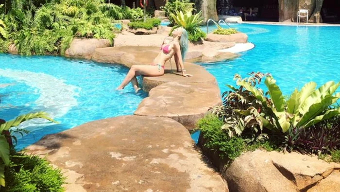 În aşteptarea iubitului ei, artista se relaxează la piscină