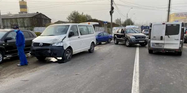 Accident pe strada Gării în Mediaş - Sibiu cu două microbuze pline de călători şi un turism - două persoane la spital Foto Adevărul