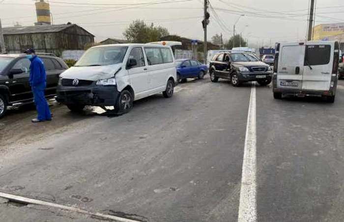 Accident pe strada Gării în Mediaş - Sibiu cu două microbuze pline de călători şi un turism - două persoane la spital Foto Adevărul