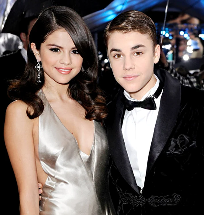 
    Selena şi Justin au o relaţie cu năbădăi  